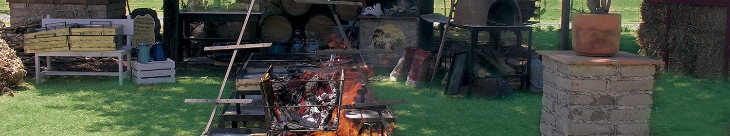 Montaje de catering de El Hornero con fuego de leña al aire libre