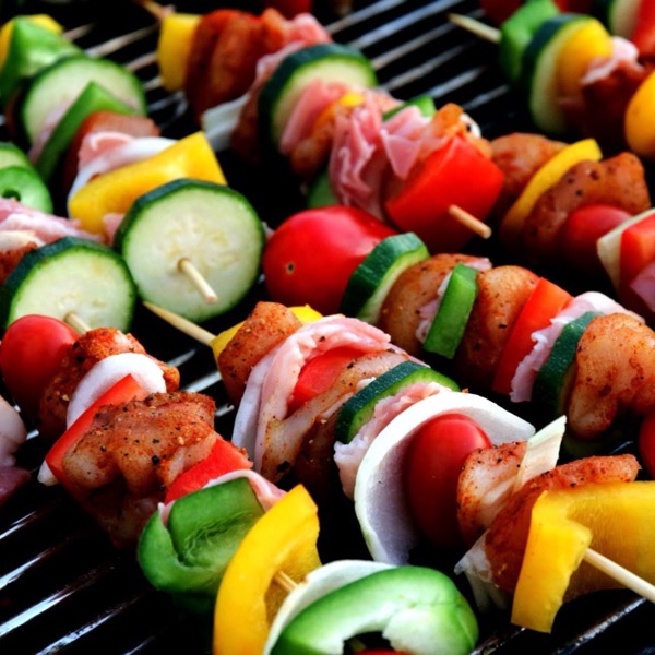 Brochetas de carne y vegetales a la parrilla